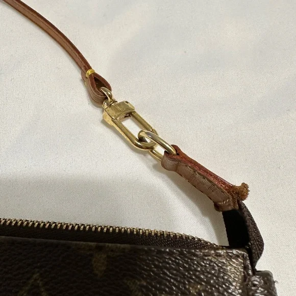 LOUIS VUITTON MONOGRAM CANVAS POCHETTE- Vintage Pre-loved - Authentic with tags - Picture 11 of 12